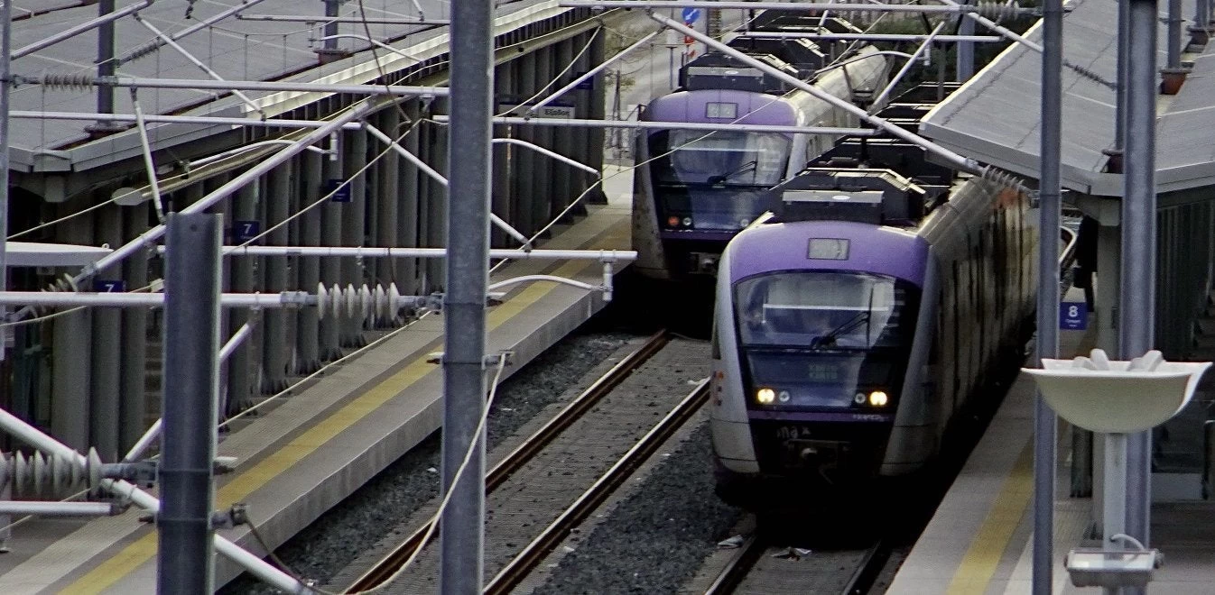 Μαχαίρια, όπλα και ναρκωτικά στο τελευταίο βαγόνι του προαστιακού (βίντεο)